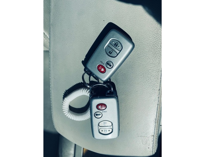 Toyota Camry Vehicle Full-screen Gallery Image 30