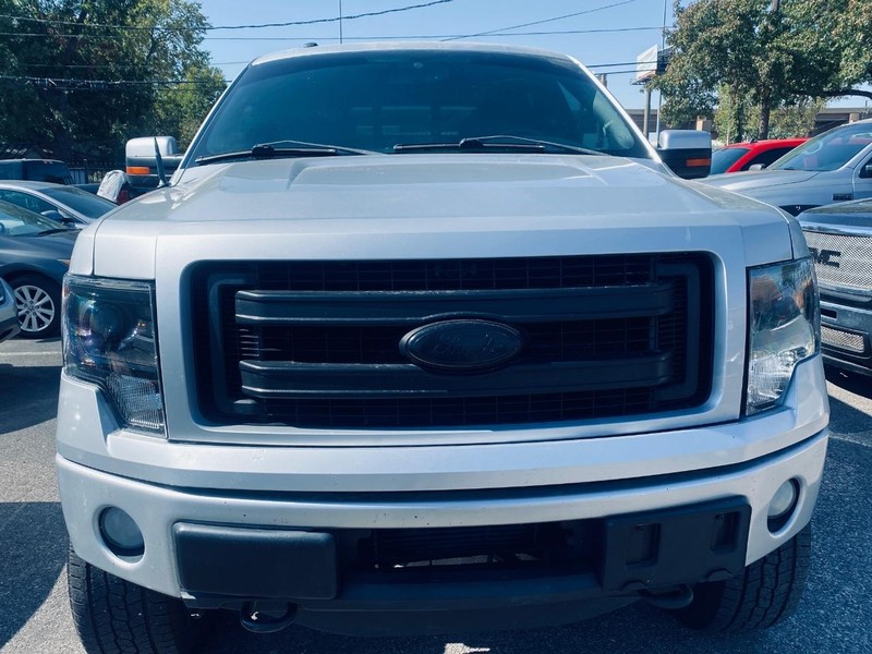 Ford F-150 Vehicle Full-screen Gallery Image 12