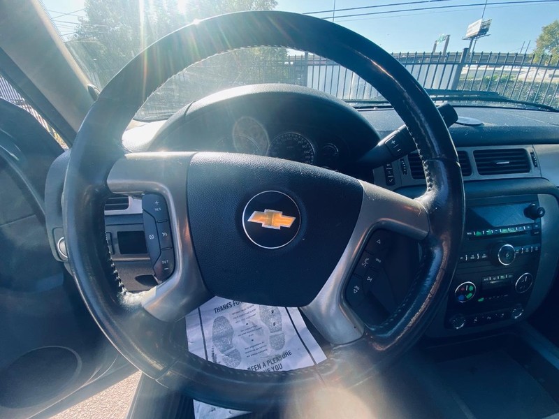 Chevrolet Silverado 1500 Vehicle Full-screen Gallery Image 25