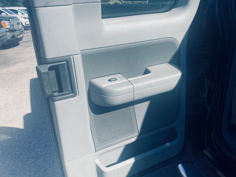 Ford F-150 Vehicle Full-screen Gallery Image 17