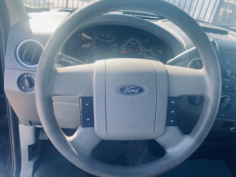 Ford F-150 Vehicle Full-screen Gallery Image 25
