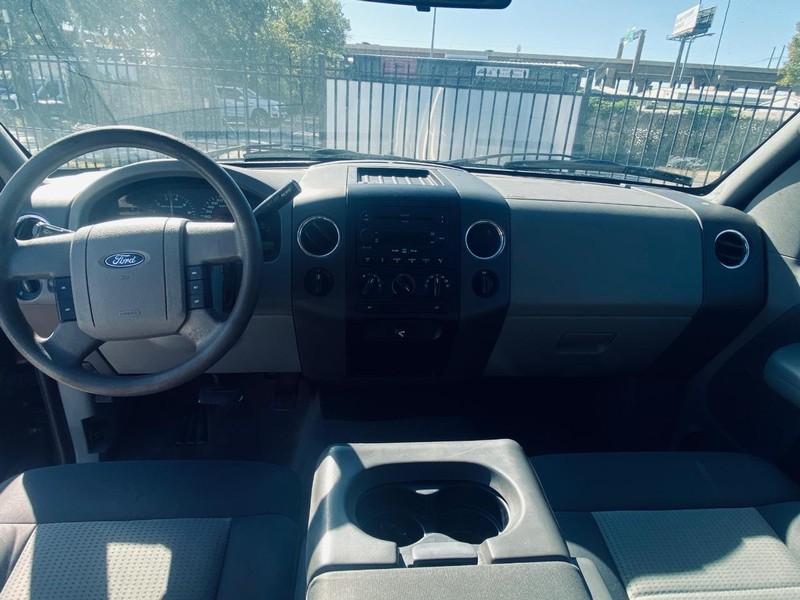 Ford F-150 Vehicle Full-screen Gallery Image 26