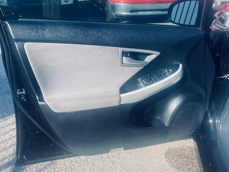 Toyota Prius Vehicle Full-screen Gallery Image 11