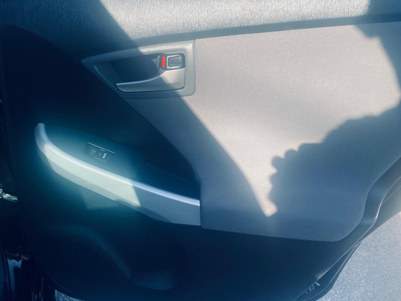 Toyota Prius Vehicle Full-screen Gallery Image 17