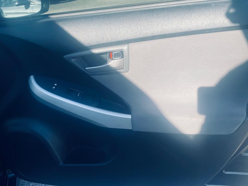 Toyota Prius Vehicle Full-screen Gallery Image 19