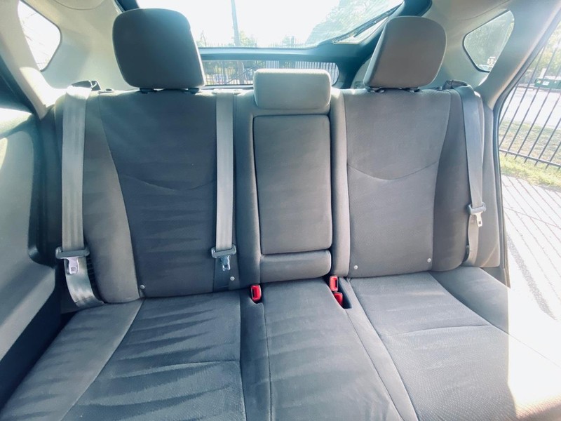 Toyota Prius Vehicle Full-screen Gallery Image 22