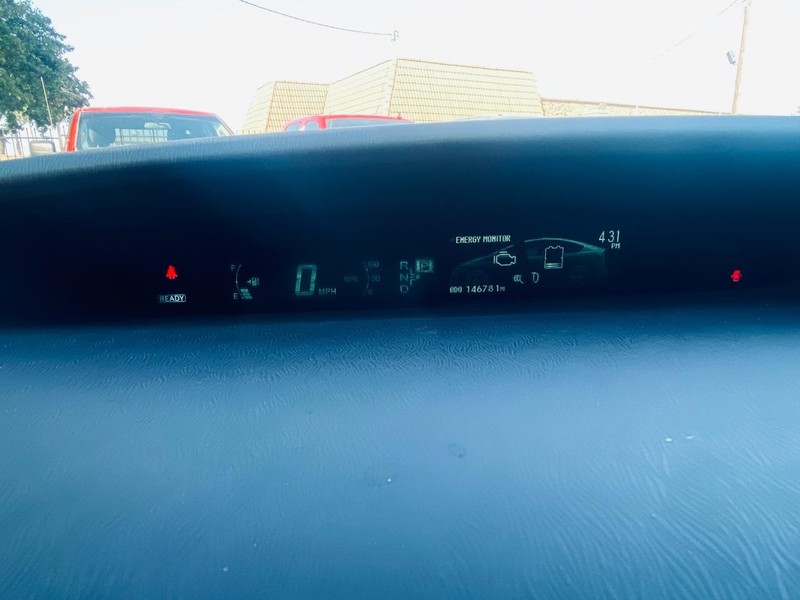 Toyota Prius Vehicle Full-screen Gallery Image 24