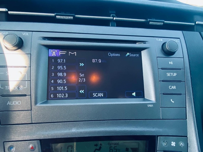 Toyota Prius Vehicle Full-screen Gallery Image 25