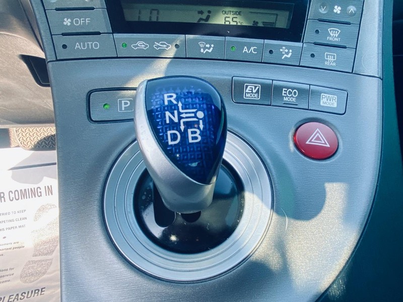 Toyota Prius Vehicle Full-screen Gallery Image 27