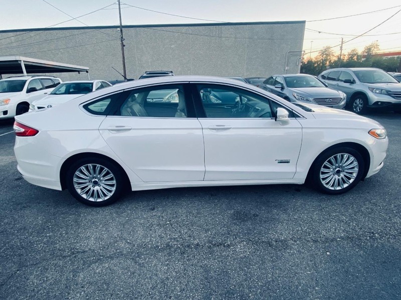 Ford Fusion Energi Vehicle Full-screen Gallery Image 02