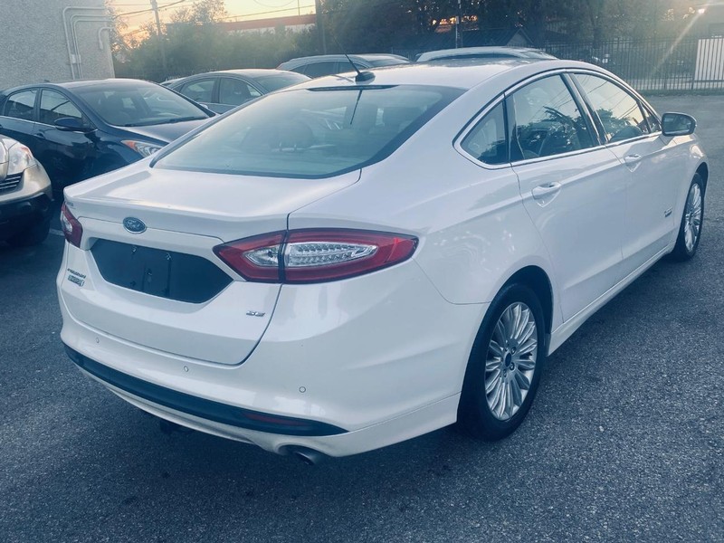Ford Fusion Energi Vehicle Full-screen Gallery Image 03