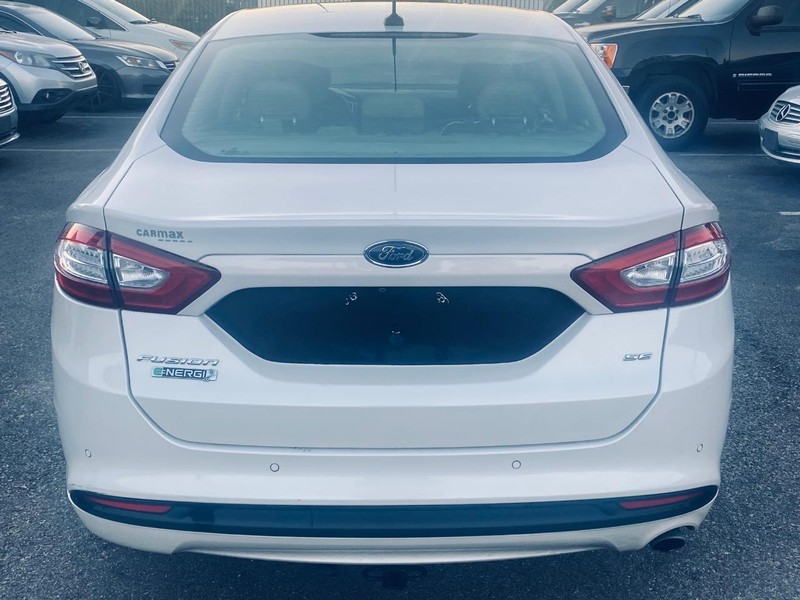 Ford Fusion Energi Vehicle Full-screen Gallery Image 04
