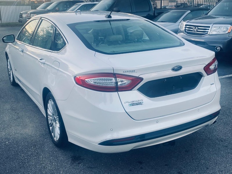 Ford Fusion Energi Vehicle Full-screen Gallery Image 06