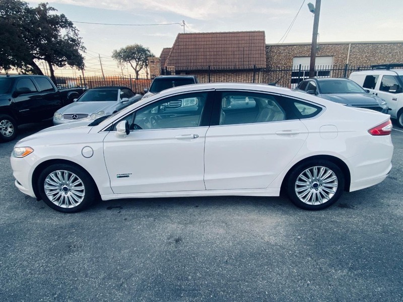 Ford Fusion Energi Vehicle Full-screen Gallery Image 07