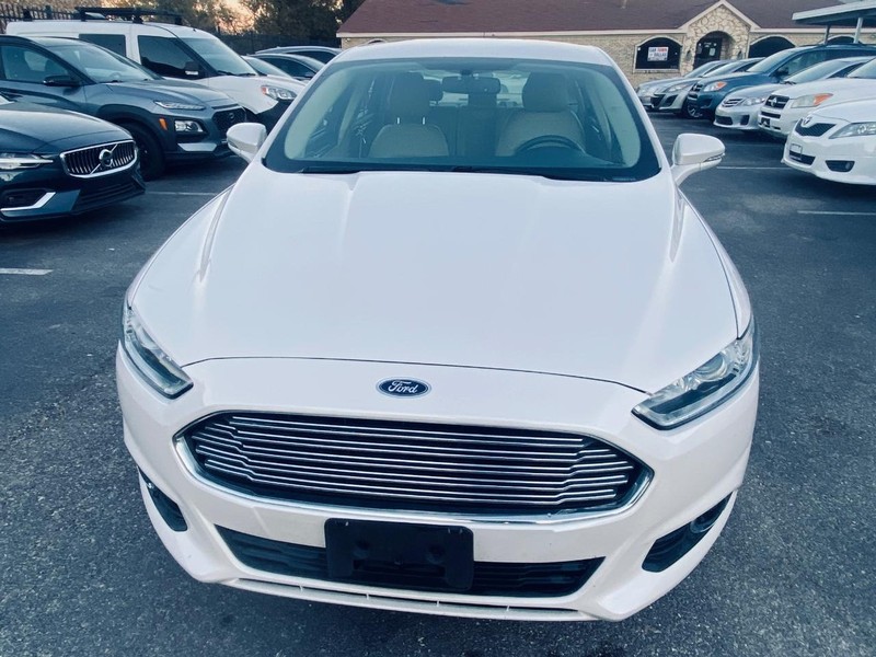 Ford Fusion Energi Vehicle Full-screen Gallery Image 09