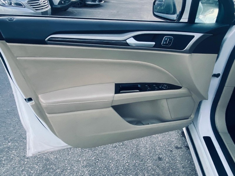 Ford Fusion Energi Vehicle Full-screen Gallery Image 11