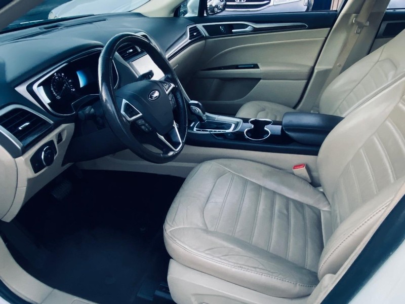 Ford Fusion Energi Vehicle Full-screen Gallery Image 12