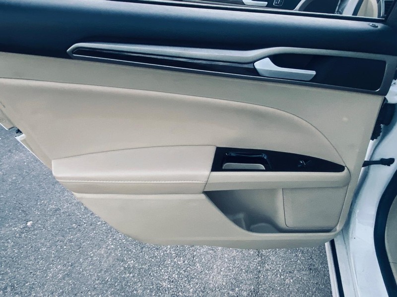 Ford Fusion Energi Vehicle Full-screen Gallery Image 13