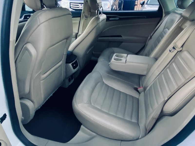 Ford Fusion Energi Vehicle Full-screen Gallery Image 14