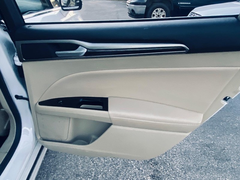 Ford Fusion Energi Vehicle Full-screen Gallery Image 16