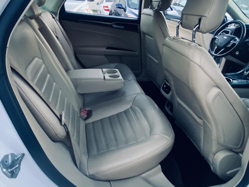 Ford Fusion Energi Vehicle Full-screen Gallery Image 17