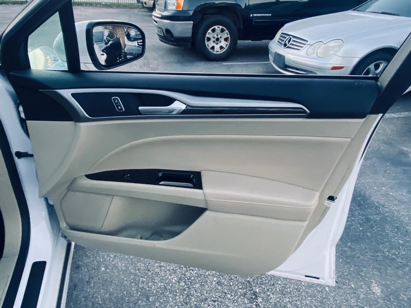 Ford Fusion Energi Vehicle Full-screen Gallery Image 18