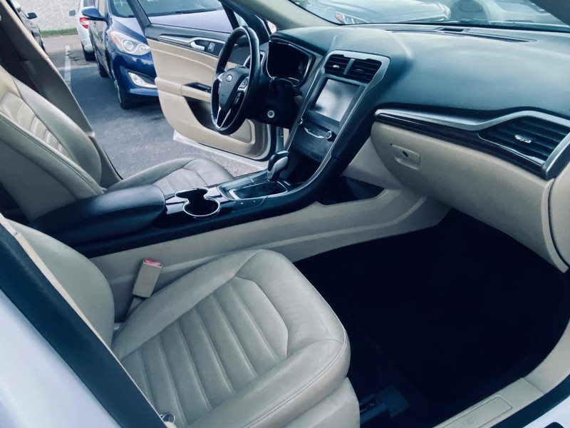 Ford Fusion Energi Vehicle Full-screen Gallery Image 19