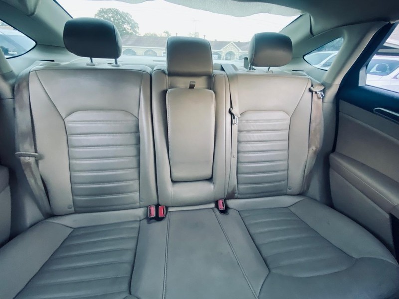 Ford Fusion Energi Vehicle Full-screen Gallery Image 21
