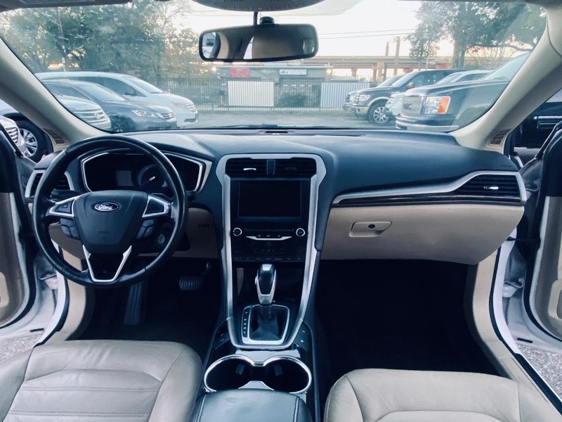 Ford Fusion Energi Vehicle Full-screen Gallery Image 22
