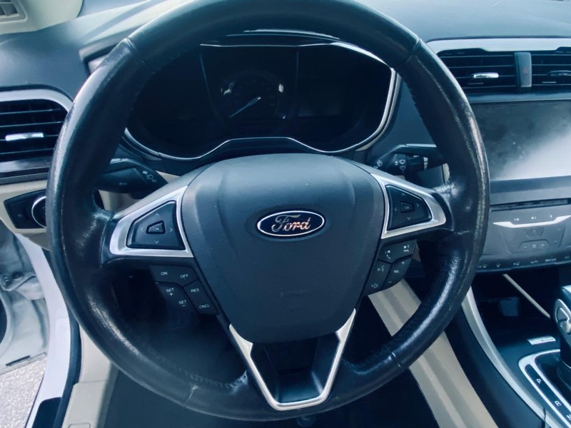 Ford Fusion Energi Vehicle Full-screen Gallery Image 23