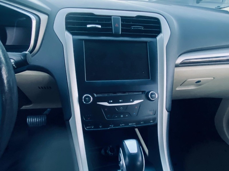 Ford Fusion Energi Vehicle Full-screen Gallery Image 24