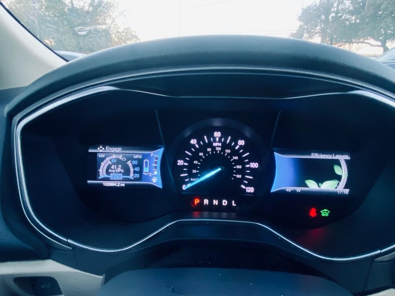 Ford Fusion Energi Vehicle Full-screen Gallery Image 25