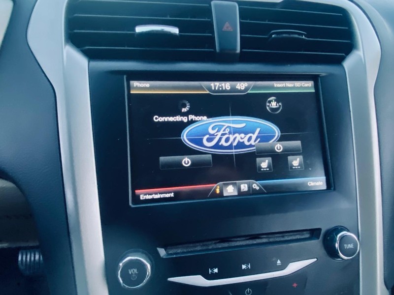 Ford Fusion Energi Vehicle Full-screen Gallery Image 26