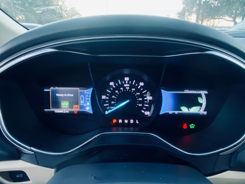 Ford Fusion Energi Vehicle Full-screen Gallery Image 27