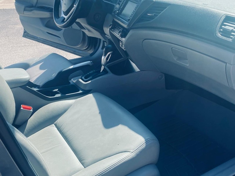 Honda Civic Sedan Vehicle Full-screen Gallery Image 19