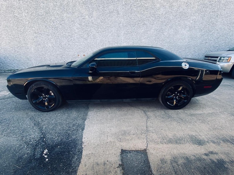 Dodge Challenger Vehicle Full-screen Gallery Image 02