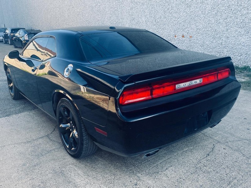 Dodge Challenger Vehicle Full-screen Gallery Image 03
