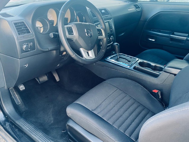 Dodge Challenger Vehicle Full-screen Gallery Image 12