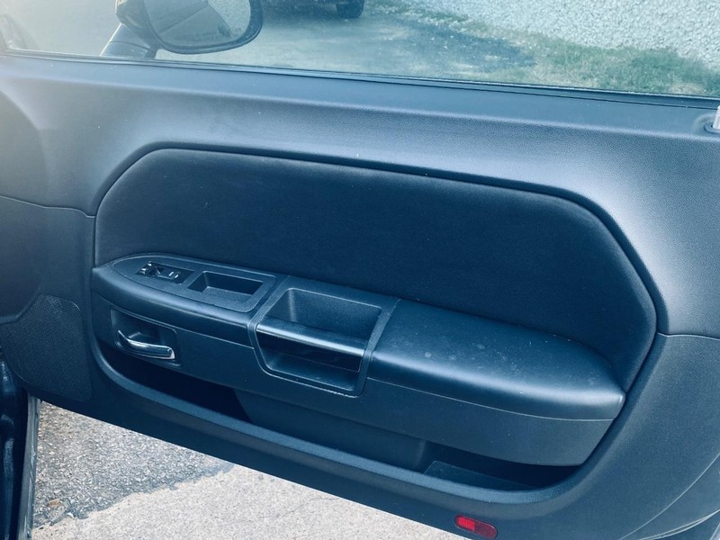 Dodge Challenger Vehicle Full-screen Gallery Image 14