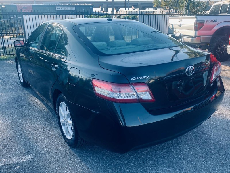 Toyota Camry Vehicle Full-screen Gallery Image 03