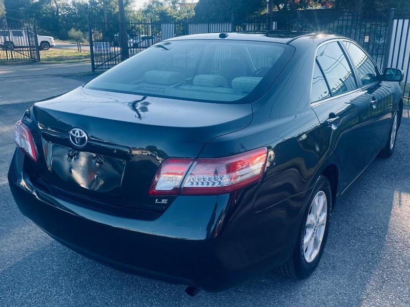 Toyota Camry Vehicle Full-screen Gallery Image 06