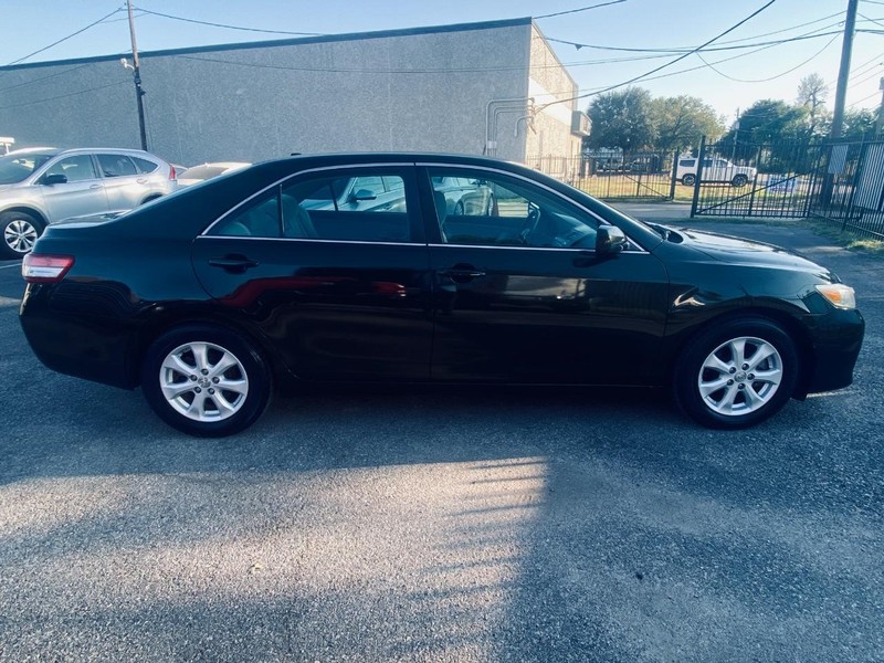 Toyota Camry Vehicle Full-screen Gallery Image 07