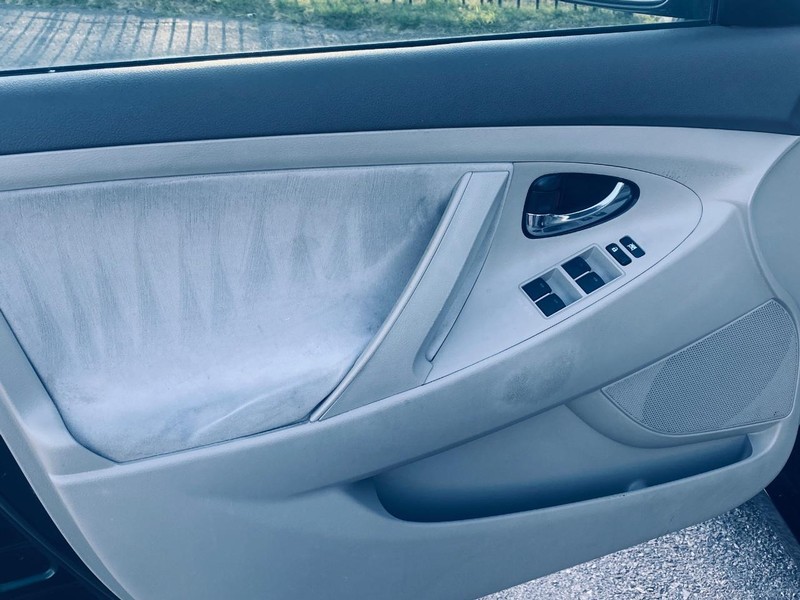 Toyota Camry Vehicle Full-screen Gallery Image 11
