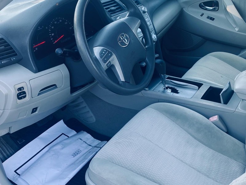 Toyota Camry Vehicle Full-screen Gallery Image 12