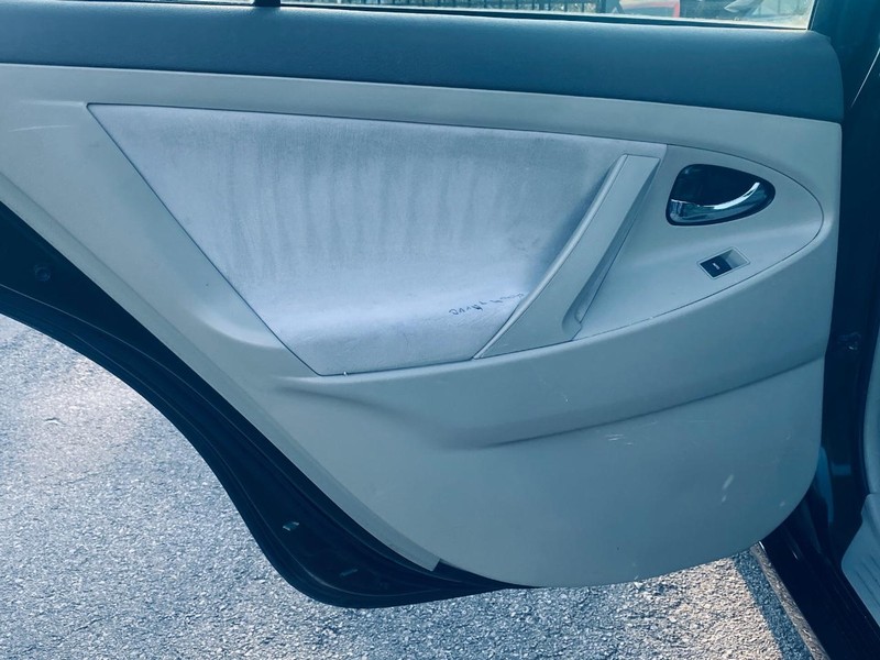 Toyota Camry Vehicle Full-screen Gallery Image 13