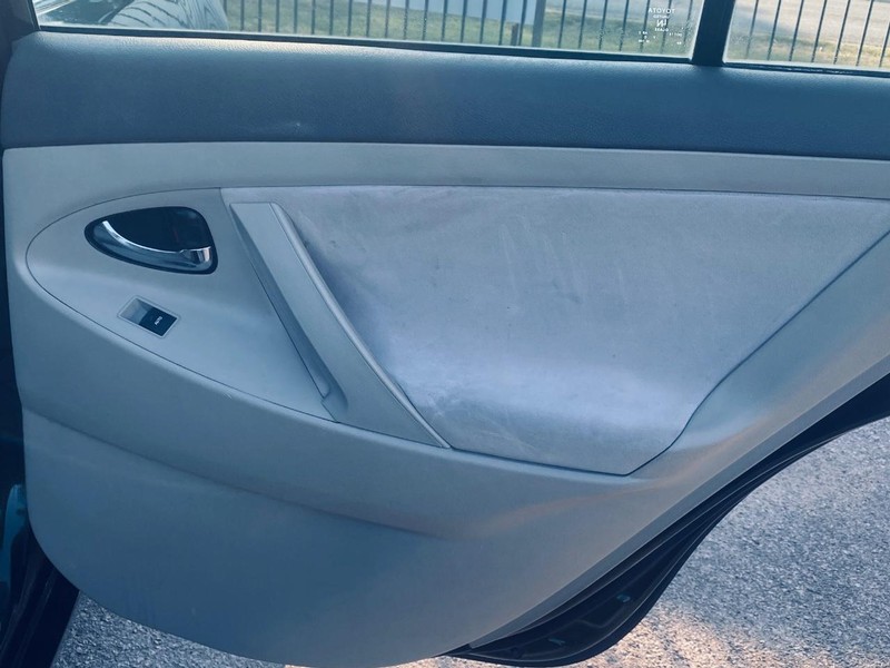 Toyota Camry Vehicle Full-screen Gallery Image 16