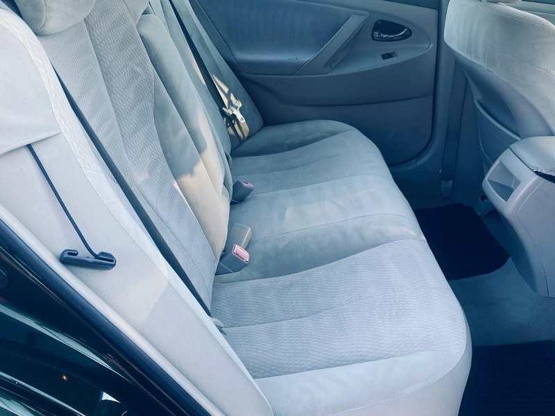 Toyota Camry Vehicle Full-screen Gallery Image 17