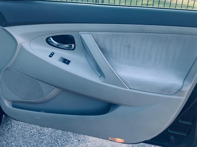 Toyota Camry Vehicle Full-screen Gallery Image 18