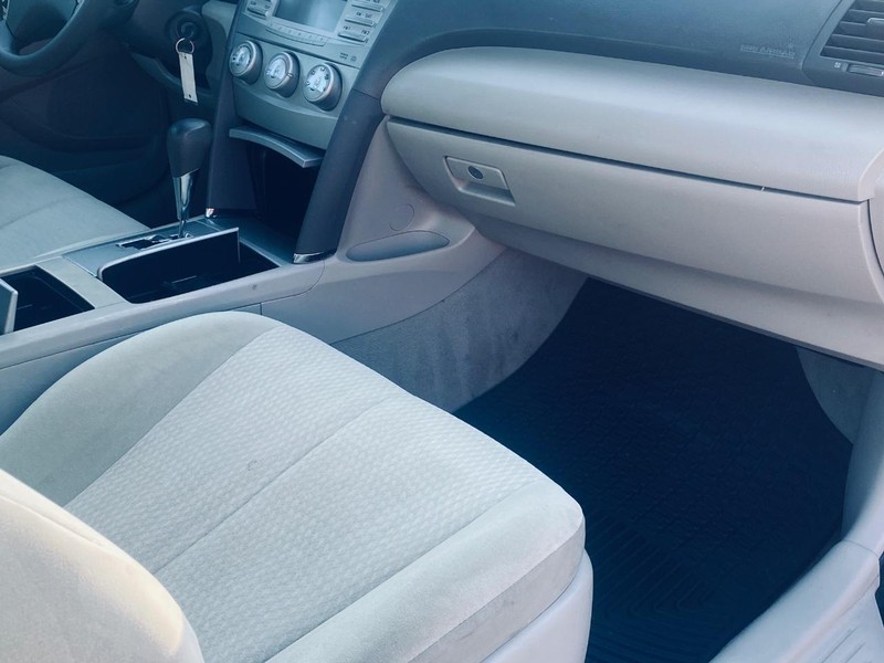 Toyota Camry Vehicle Full-screen Gallery Image 19