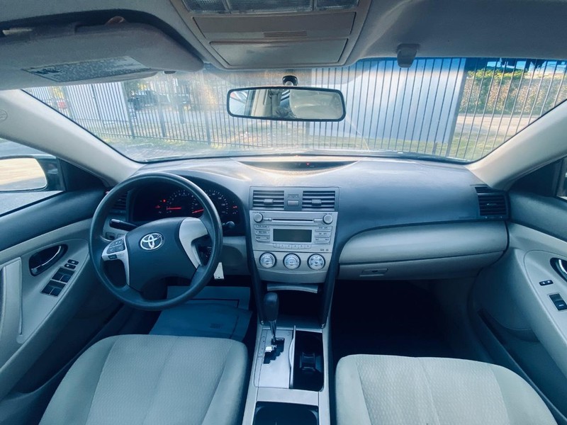 Toyota Camry Vehicle Full-screen Gallery Image 21